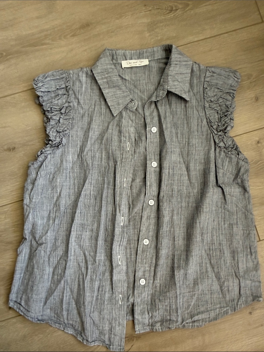 Doe and Rae Sleeveless Button-Front Ruffle-Trim Blouse in Light Gray